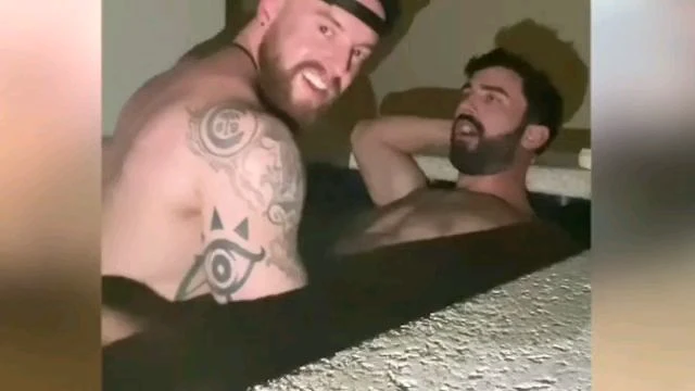 肌肉猛男与熊叔浴池激情缠绵 激烈打桩猛操带来极致快感